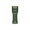Linterna de mano Olight Baton 3 Pro Max verde con empuñadura texturizada, interruptor rotatorio y botón lateral.