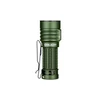 Linterna Olight en verde militar con textura de patrón cuadrado y clip de bolsillo, ideal para uso táctico, acampar, exteriores.