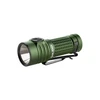Linterna de mano Olight, color verde oliva con clip negro, vista lateral del botón e interruptor de potencia.