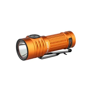 Linterna LED Olight recargable naranja con clip de bolsillo y regalo adicional en fondo blanco