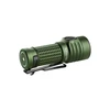 Linterna compacta verde oliva Baton Turbo con agarre texturizado y clip de bolsillo, ideal para exteriores.