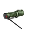 Linterna de mano Olight Baton 3 Pro Max verde cargando, batería recargable, uso exterior.