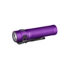 Linterna táctica Olight morada con clip de bolsillo negro sobre fondo blanco