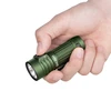 Mano sujetando una linterna Olight de color verde, con un botón lateral y texturas antideslizantes.