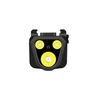 Linterna frontal LED negra con tres focos amarillos y sensor central sobre fondo blanco