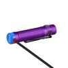 Linterna Olight Baton 3 Pro morada cargándose con cable magnético azul sobre fondo blanco