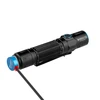 Linterna táctica Olight Warrior 3S negra cargando por cable magnético USB azul. Luz LED potente, duradera.