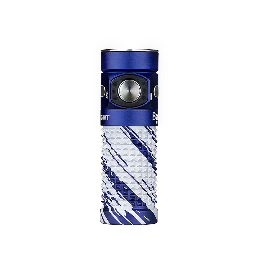 Olight Baton 4 azul con diseño de camuflaje, vista frontal, linterna EDC compacta y potente.
