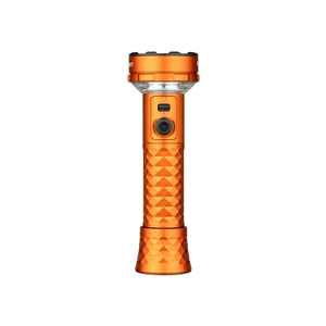 Linterna táctica Olight naranja brillante con textura antideslizante y botón de encendido sobre fondo blanco