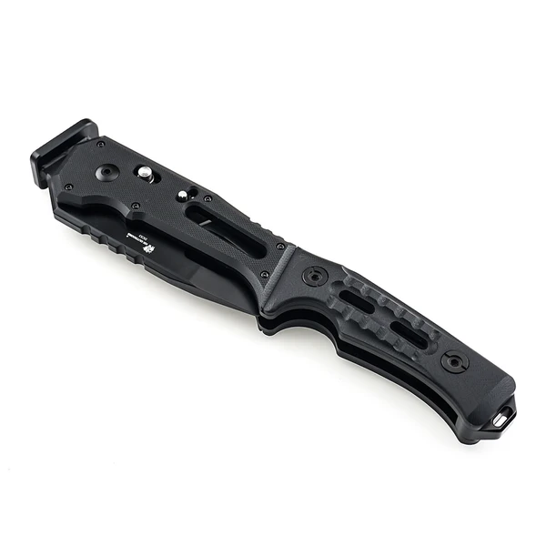 Navaja táctica plegable negra con mango ergonómico antideslizante y hoja de acero sobre fondo blanco
