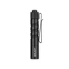 Linterna táctica negra Olight I3T 2 con agarre texturizado y clip de bolsillo para uso diario.