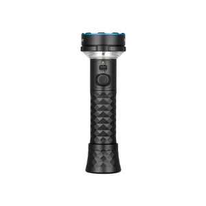 Linterna táctica Olight negra recargable de alta potencia sobre fondo blanco con etiqueta de regalo gratis