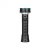 Linterna táctica recargable negra Olight con textura antideslizante y botón de encendido sobre fondo blanco