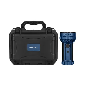 Linterna táctica Olight azul de alta potencia con pantalla digital y mango antideslizante negro sobre fondo blanco
