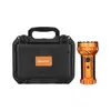 Linterna Olight naranja de alta potencia junto a su maletín de transporte rígido negro sobre fondo blanco