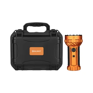 Linterna LED recargable Olight naranja con empuñadura negra y pantalla digital sobre fondo blanco
