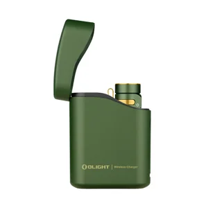 Olight Baton 4 Premium verde oliva en su estuche de carga inalámbrica, para uso diario o al aire libre.