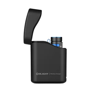 Olight Baton 4 Premium negro con cargador inalámbrico abierto para carga rápida y fácil transporte