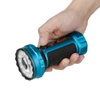 Linterna Olight Marauder Mini 2 azul en mano, con control giratorio para exteriores y camping.