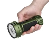 Olight Marauder Mini 2 verde sostenida en la mano con interruptor giratorio para iluminación exterior.