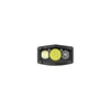 Faro frontal LED recargable negro con tres luces potentes sobre fondo blanco