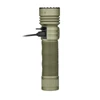 Linterna verde Olight Seeker Ultra en vista lateral cargando por puerto USB-C para senderismo y emergencias
