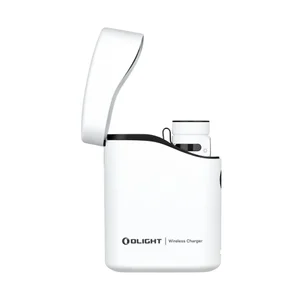 Olight Baton 4 Premium blanco con cargador inalámbrico abierto, mostrando la linterna compacta para recarga y transporte.