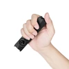 Mano sosteniendo una linterna táctica plana de color negro de diseño compacto EDC sobre fondo blanco