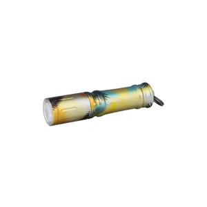 Olight i3E EOS Linterna Llavero Amarilla con Estampado de Hojas, Vista Lateral en Perspectiva para Uso Diario EDC