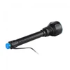 Linterna Olight Javelot Pro negra, cable magnético de carga.