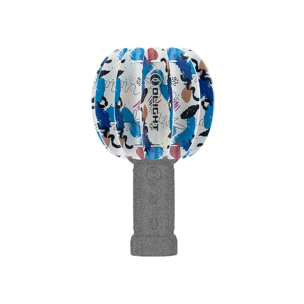 Ventilador de mano Olight con patrón abstracto azul, rosa y negro, sobre mango gris.