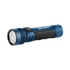 Olight Seeker 4 Pro linterna azul vista lateral con agarre texturizado y botón giratorio para uso en exteriores y emergencia