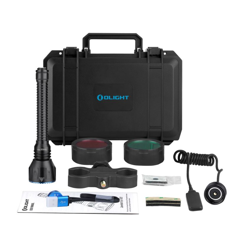 Kit linterna Olight Javelot: estuche rígido, filtros rojo/verde, soporte, interruptor remoto y cargador.