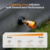 Mini bomba de aire eléctrica naranja inflando un colchón inflable en el césped con datos de velocidad de inflado