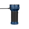 Linterna recargable azul Marauder Mini con cable de carga USB conectado sobre fondo blanco