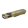 Linterna plana Olight ArkPro camuflajeada vista lateral con clip bolsillo y puerto USB para uso táctico diario