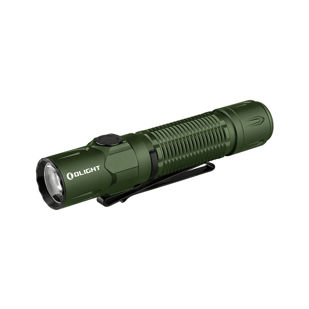 Linterna táctica Olight en verde militar con cuerpo texturizado, clip de bolsillo y botón lateral. Ideal para exteriores.
