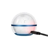 Proyector de luz nocturna infantil esférico cargando con cable USB sobre fondo blanco