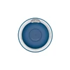 Vista inferior de un altavoz portátil azul circular con especificaciones técnicas grabadas sobre fondo blanco