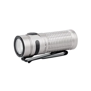 Olight Baton 3 linterna plateada de 1200 lúmenes con agarre texturizado y clip de bolsillo para uso diario.