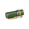 Olight linterna Baton 4 Premium verde con agarre texturizado y clip de bolsillo para uso diario.