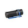 Olight Baton 4 negro y azul con clip, agarre texturizado y botón para uso diario y camping.