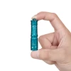 Olight I3E EOS turquesa, de cerca, sujetado con la mano, para llevar en el llavero, iluminación exterior