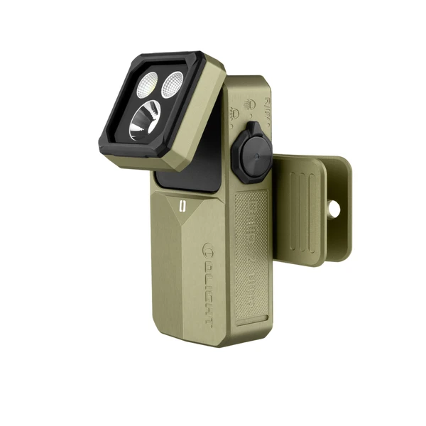 Linterna Olight Oclip 2 Ultra verde oliva en base de carga negra con pantalla de batería digital para uso diario y outdoor