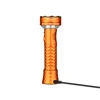 Linterna recargable Prowess naranja con cable de carga USB conectado sobre fondo blanco