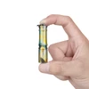 Linterna llavero Olight i3E EOS estampada con palmeras sostenida con dos dedos mostrando su tamaño compacto EDC