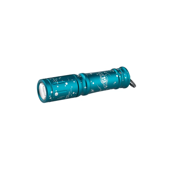 Olight I3E Turquesa, vista lateral de linterna con diseño de estrellas y planeta para uso diario, camping o llavero.