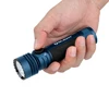 Linterna Olight Seeker 4 Pro azul en mano, con agarre texturizado y alto rendimiento para uso diario.