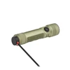 Linterna Olight Seeker Ultra verde OD cargándose con cable magnético, 4800 lúmenes de potencia para camping y aventura