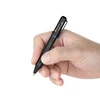 Mano sosteniendo un bolígrafo táctico Olight O Pen Mini 2 negro con linterna LED y puntero láser, para escribir, emergencias.